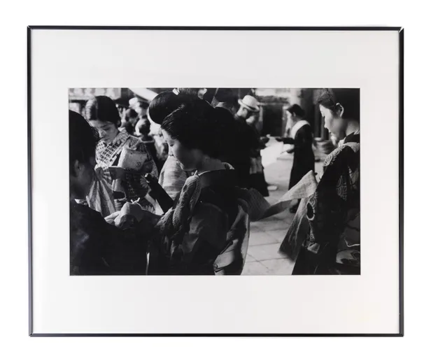 Asakusa Koen, Niou-mon 1937. [Girls at the Asakusa Temple Fair].