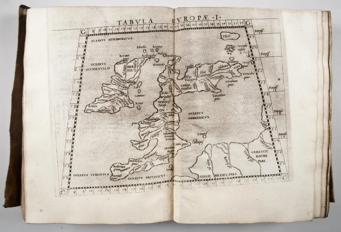 Geographia Cl. Ptolomaei Alexandrini olim a Bilibaldo Pirckheimerio traslata, ... Tabulæ XXVII, nempe antiquæ, & reliquæ nouæ, quæ totam continent terram, nostræ, ac Ptolemæi ætati cognitam ...