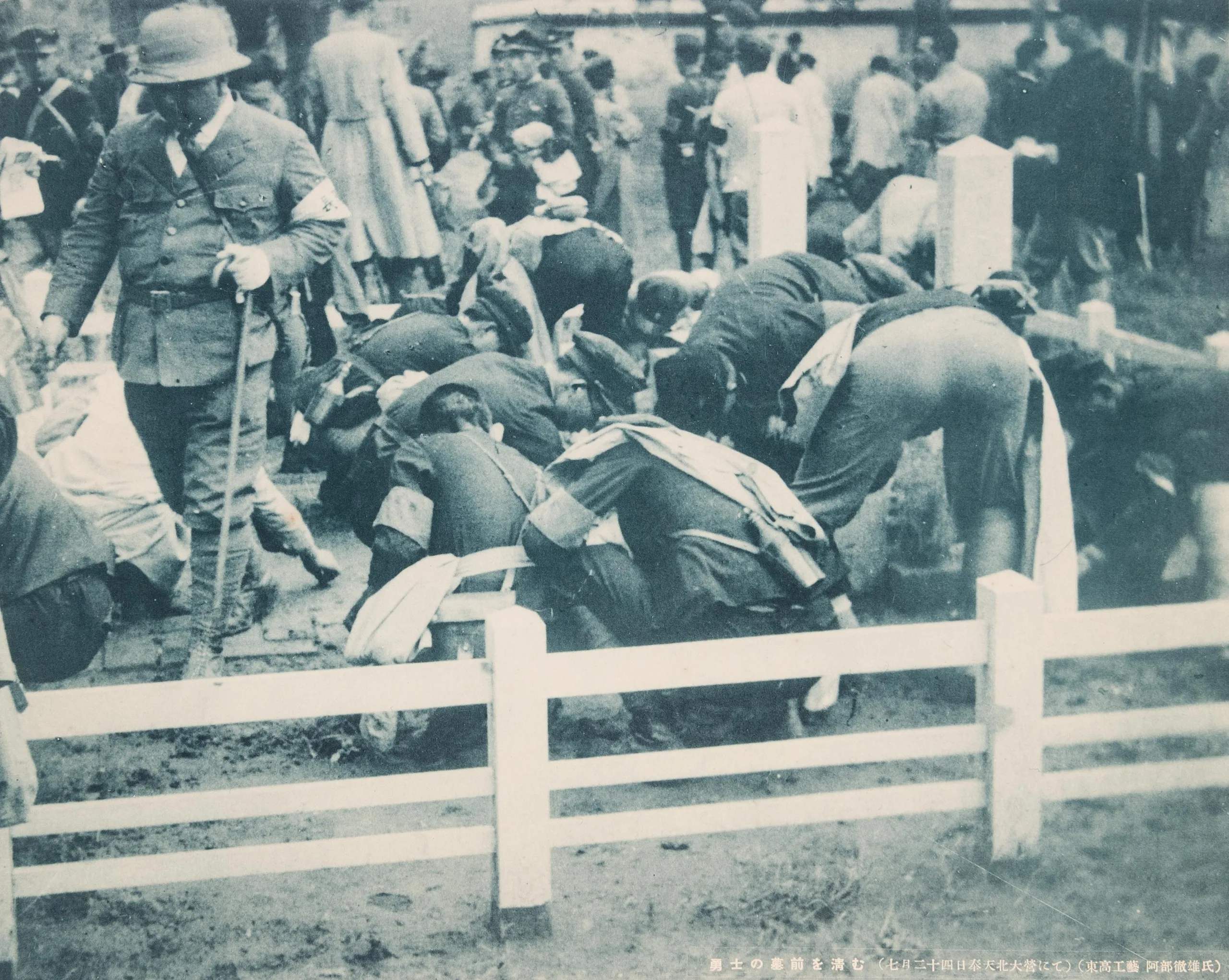 Manshu tousa kinen shashincho - Showa ju-nen natsu - Manshu haken gakuto kenkyukai [Memorial album of Manchurian Investigations - Summer 1935 - Dispatching the Student Research team to Manchuria].