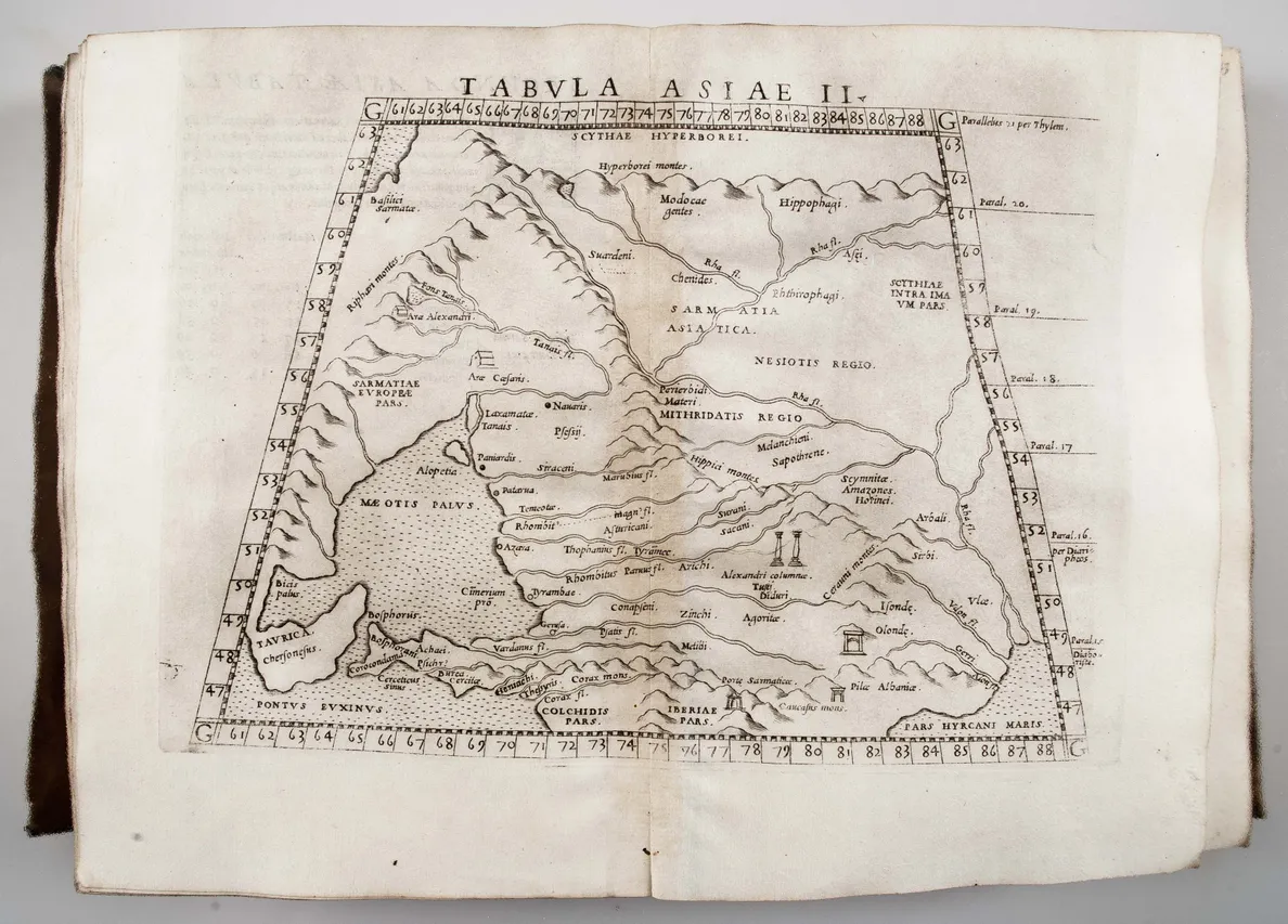 Geographia Cl. Ptolomaei Alexandrini olim a Bilibaldo Pirckheimerio traslata, ... Tabulæ XXVII, nempe antiquæ, & reliquæ nouæ, quæ totam continent terram, nostræ, ac Ptolemæi ætati cognitam ...