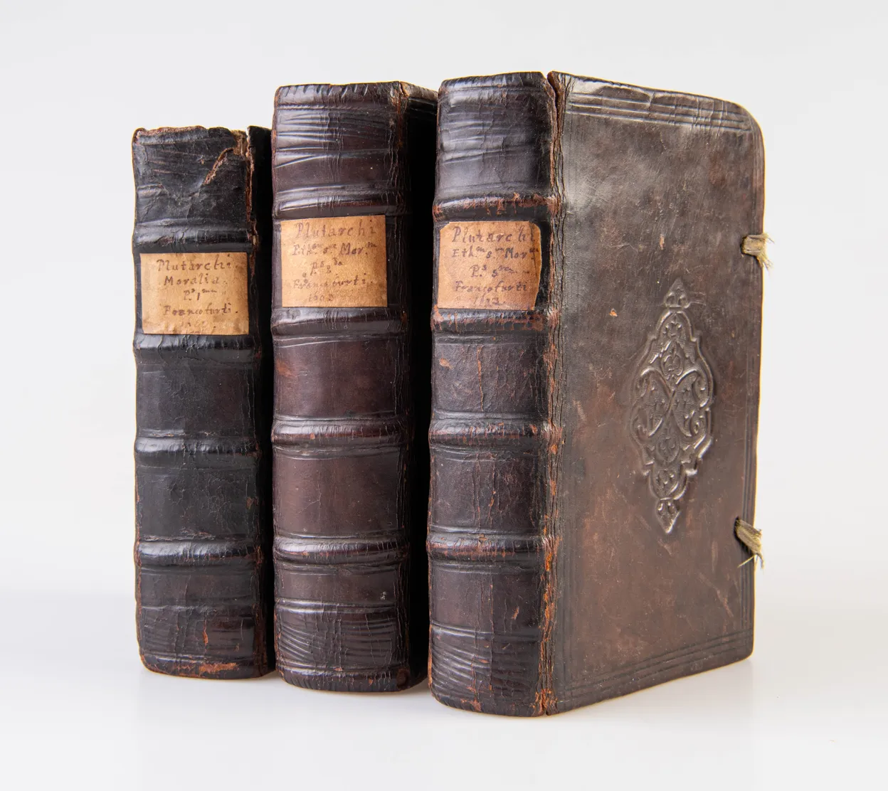 Moralia, quae usurpantur. Sunt autem omnis elegantis doctrinae penus: Id est: varij libri: morales, historici, physici, mathematici, denique ad politiorem litteraturam pertinentes & humanitatem. Pars I - III.