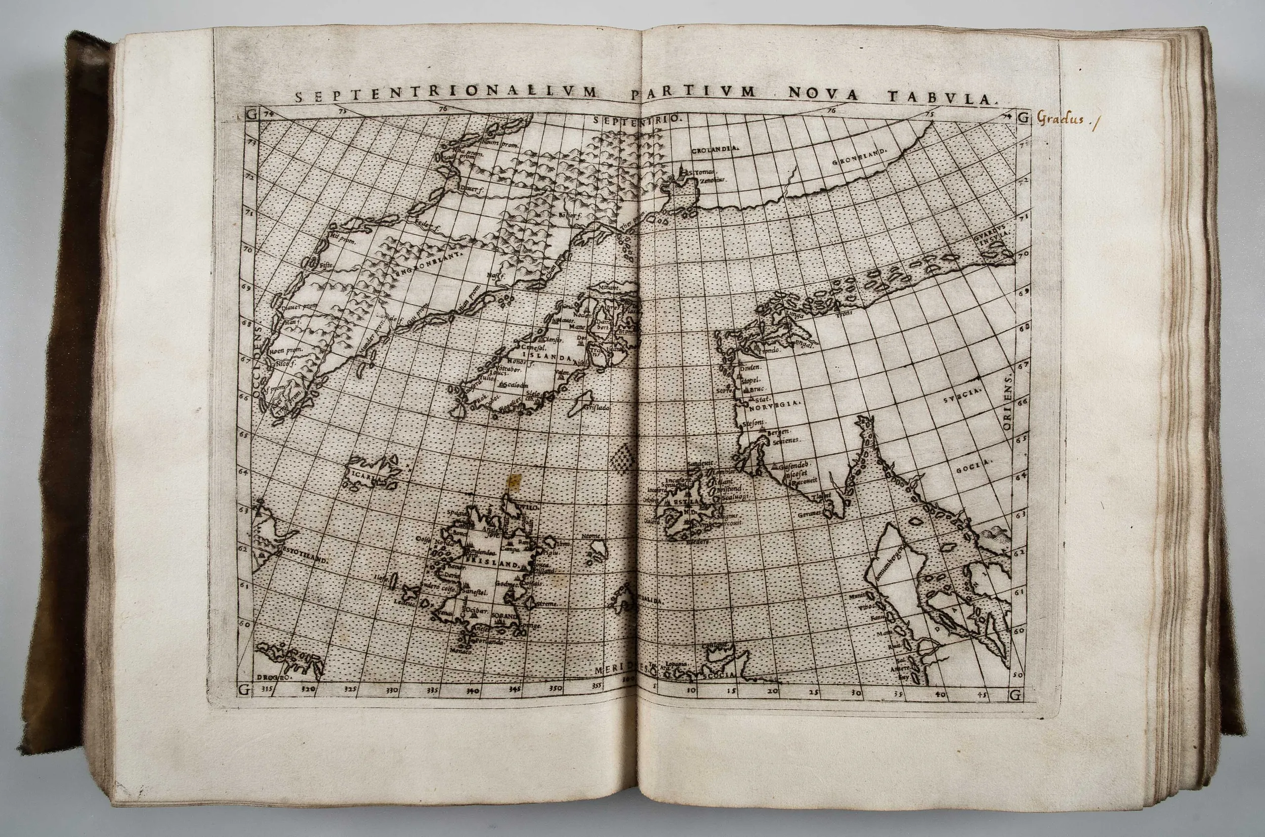 Geographia Cl. Ptolomaei Alexandrini olim a Bilibaldo Pirckheimerio traslata, ... Tabulæ XXVII, nempe antiquæ, & reliquæ nouæ, quæ totam continent terram, nostræ, ac Ptolemæi ætati cognitam ...