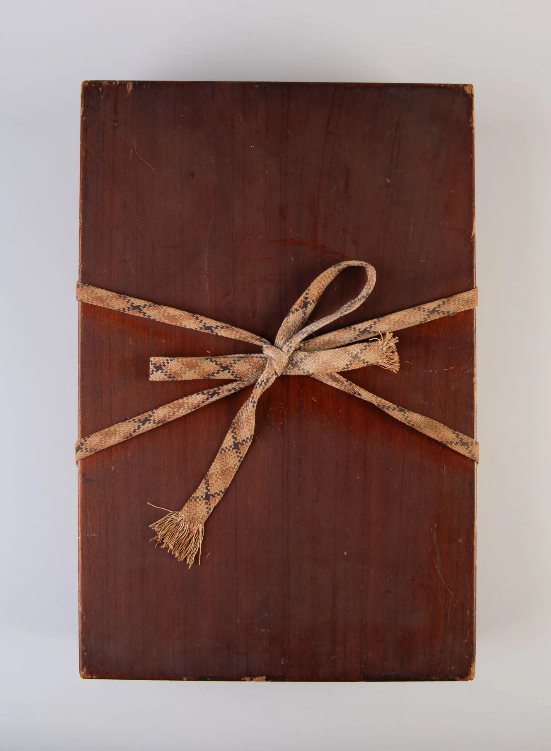 Meibutsu aya nishiki [Special textiles designs and brocades].