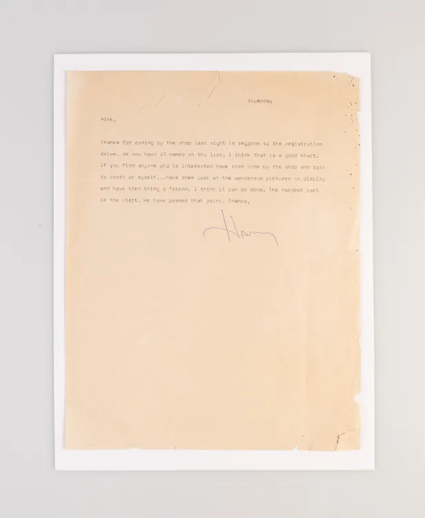 Typed letter to Rink Foto, signed in pen.