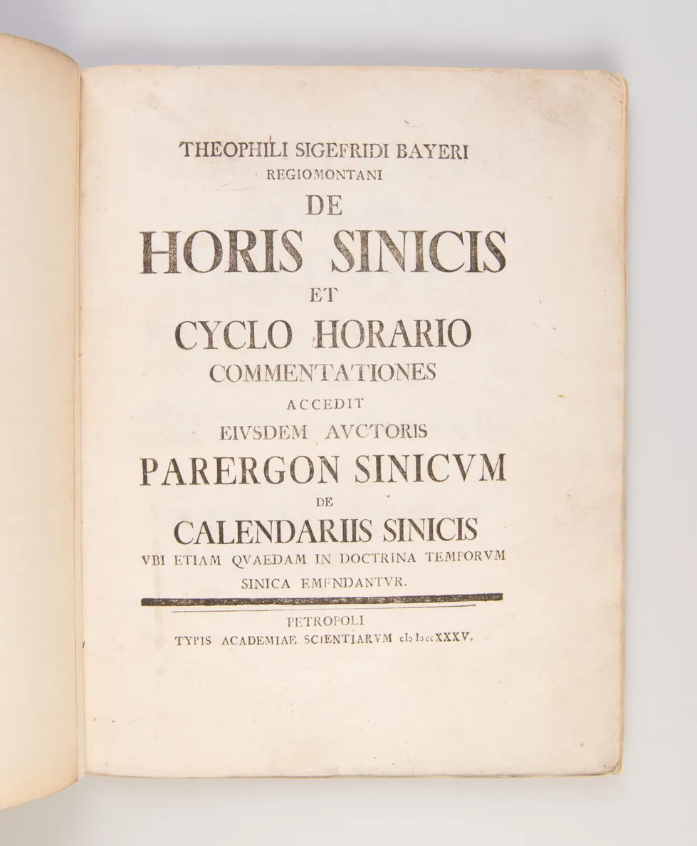 De horis sinicis et cyclo horario commentationes accedit eiusdem auctoris Parergon sinicum de calendariis sinicis ubi etiam quaedam in doctrina temporum sinica emendantur. [Commentaries on Chinese hours and their hourly cycle...].