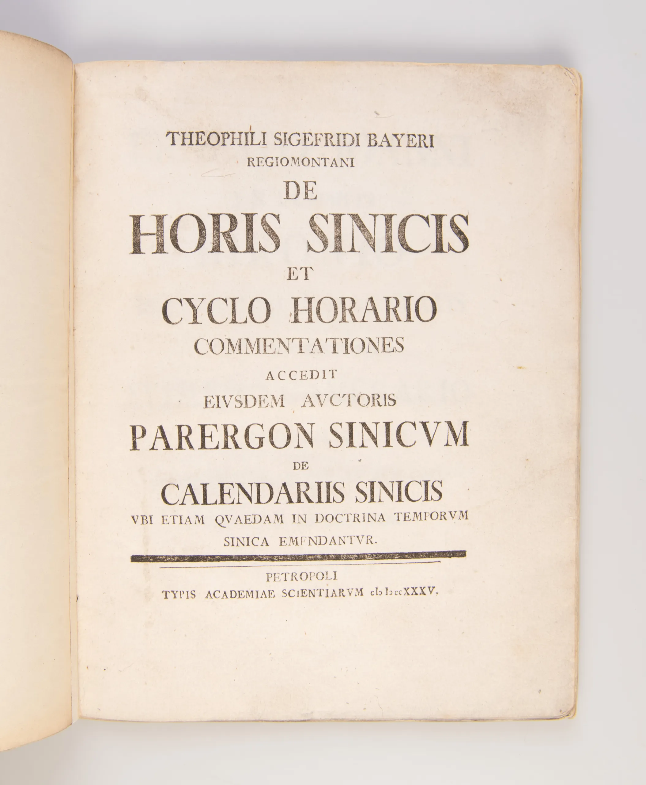 De horis sinicis et cyclo horario commentationes accedit eiusdem auctoris Parergon sinicum de calendariis sinicis ubi etiam quaedam in doctrina temporum sinica emendantur. [Commentaries on Chinese hours and their hourly cycle...].